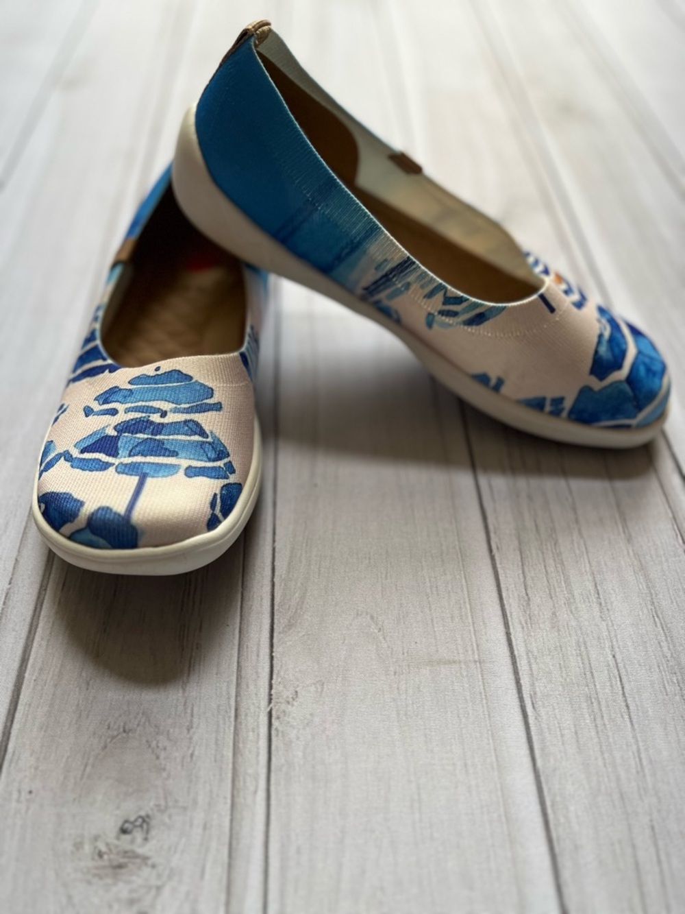 UIN Artistic beach umbrella slip on round toe ballet flat loafer shoe. Size 8.5